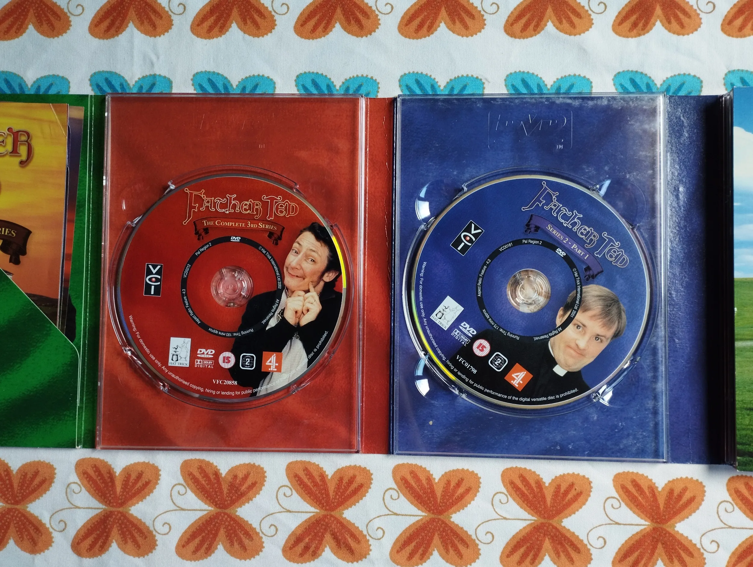 father ted dvds - 1,2,3 sezona - slika 6