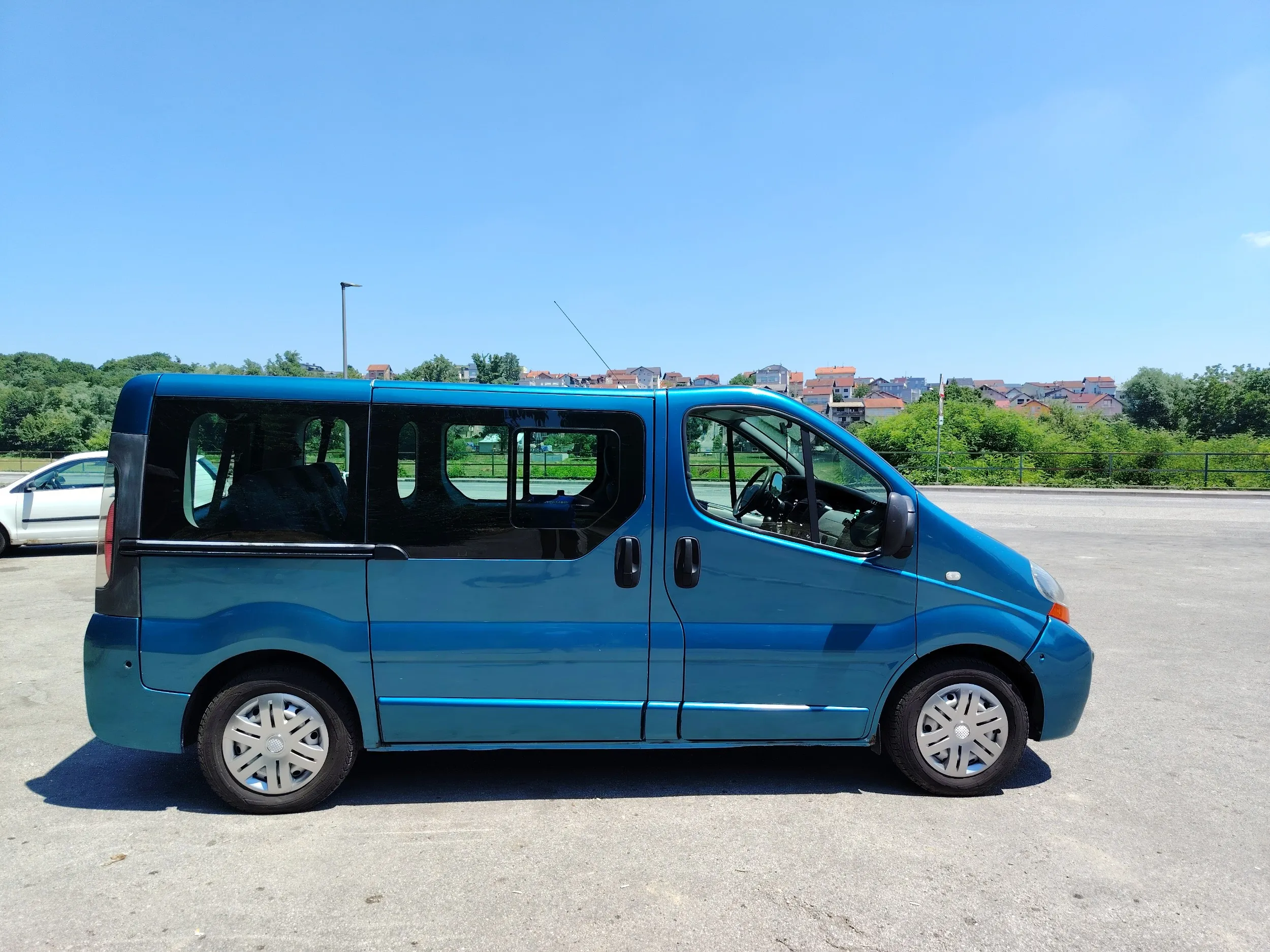 renault trafic 2,5 dci 140 generation multivan - slika 2