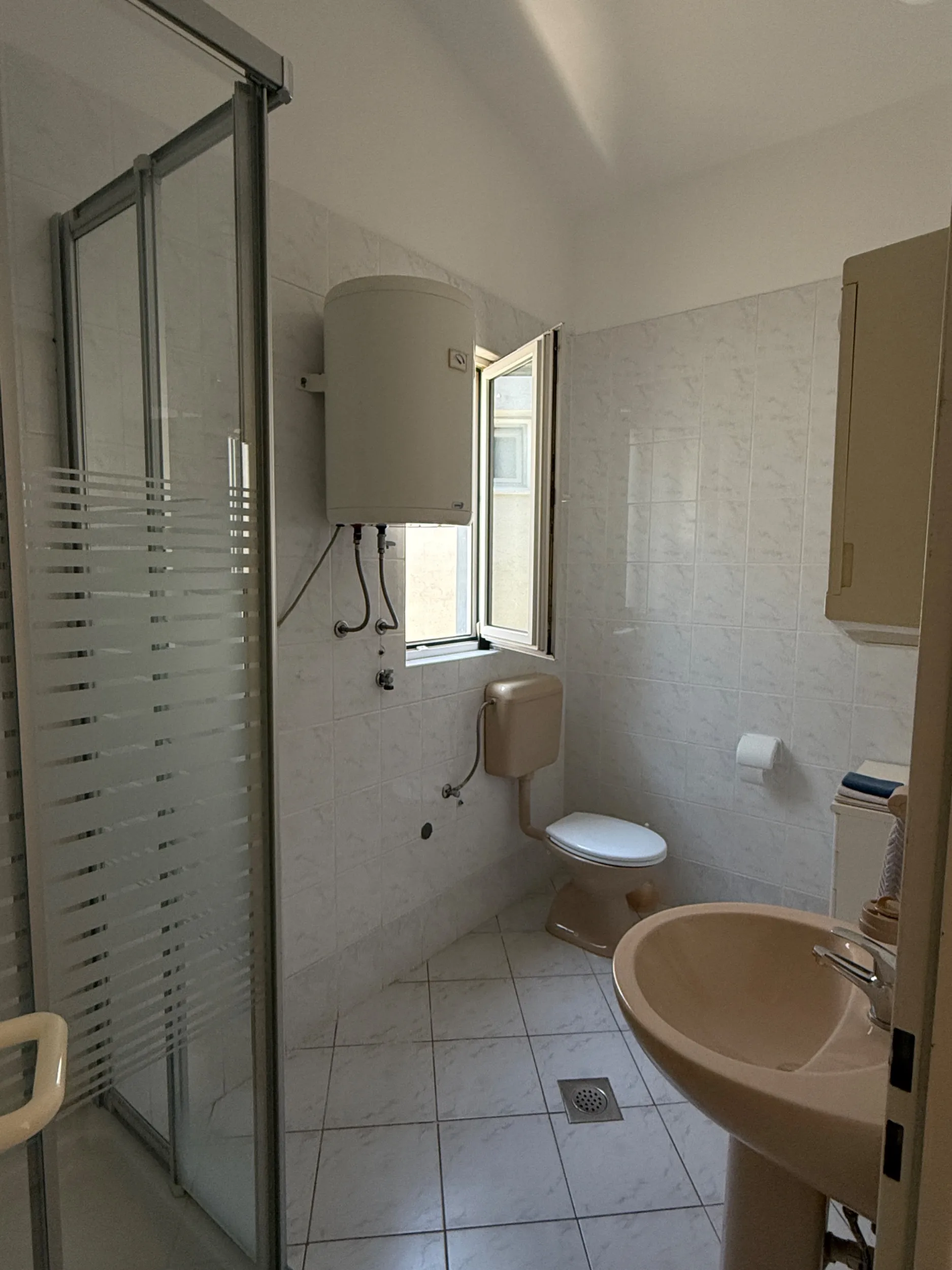 kuća s 4 apartmana u centru vira - slika 10