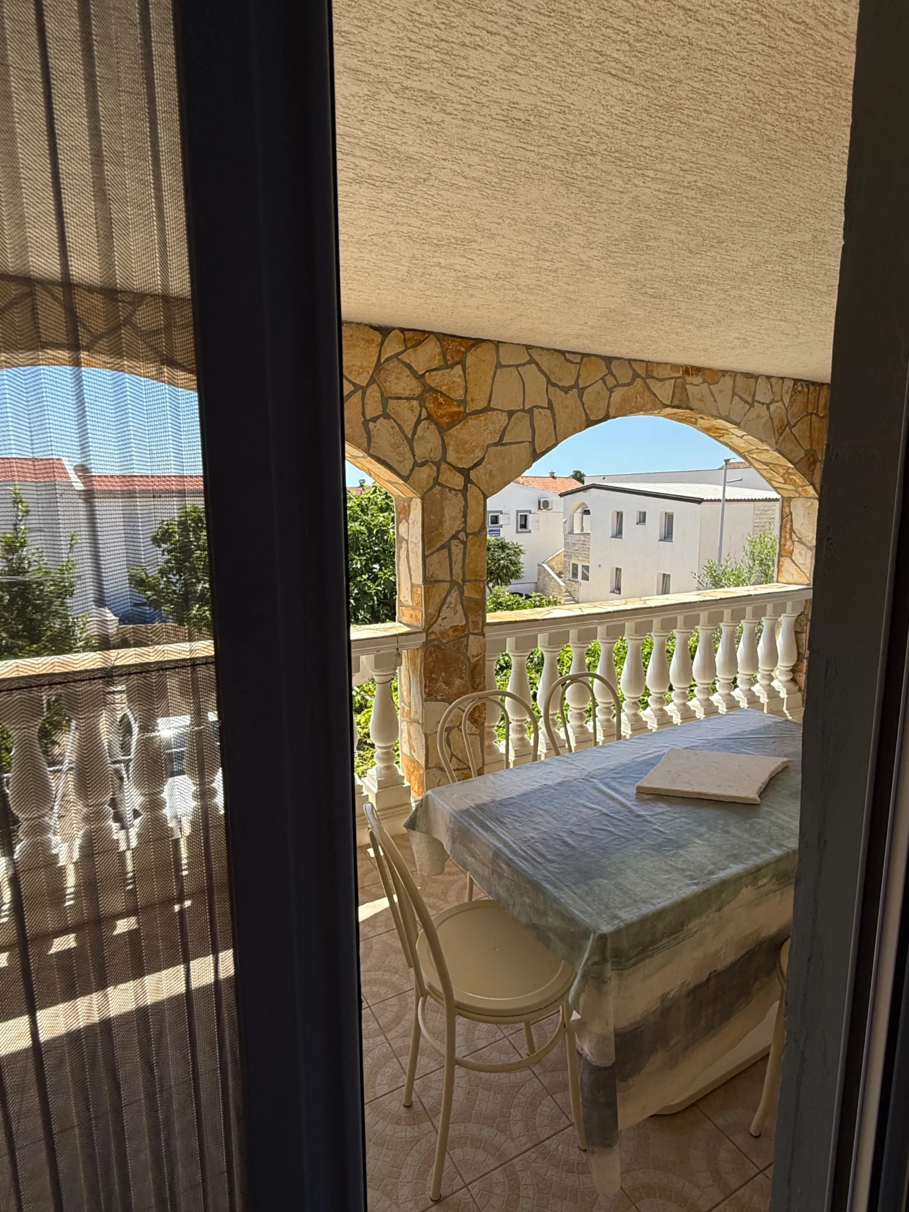 kuća s 4 apartmana u centru vira - slika 6