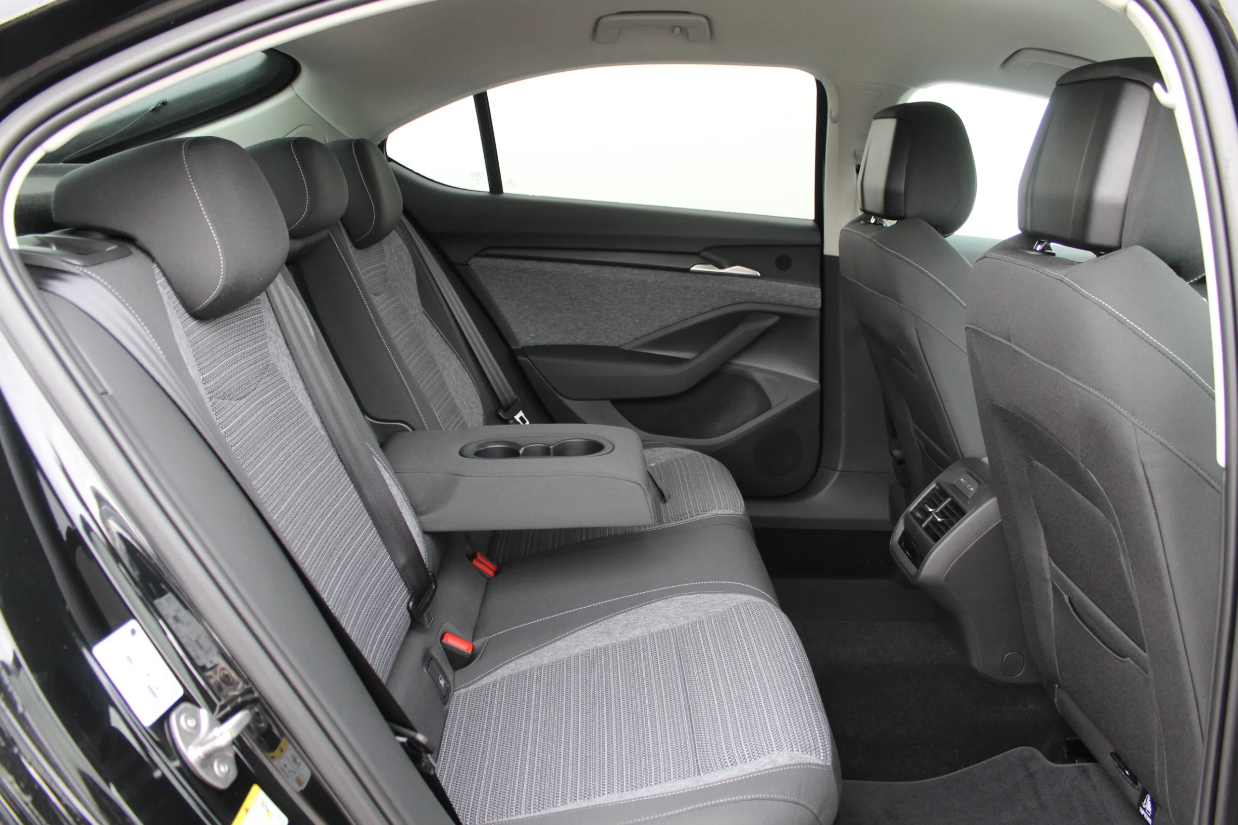 13261 škoda superb selection 1.5 tsi dsg phev - slika 8