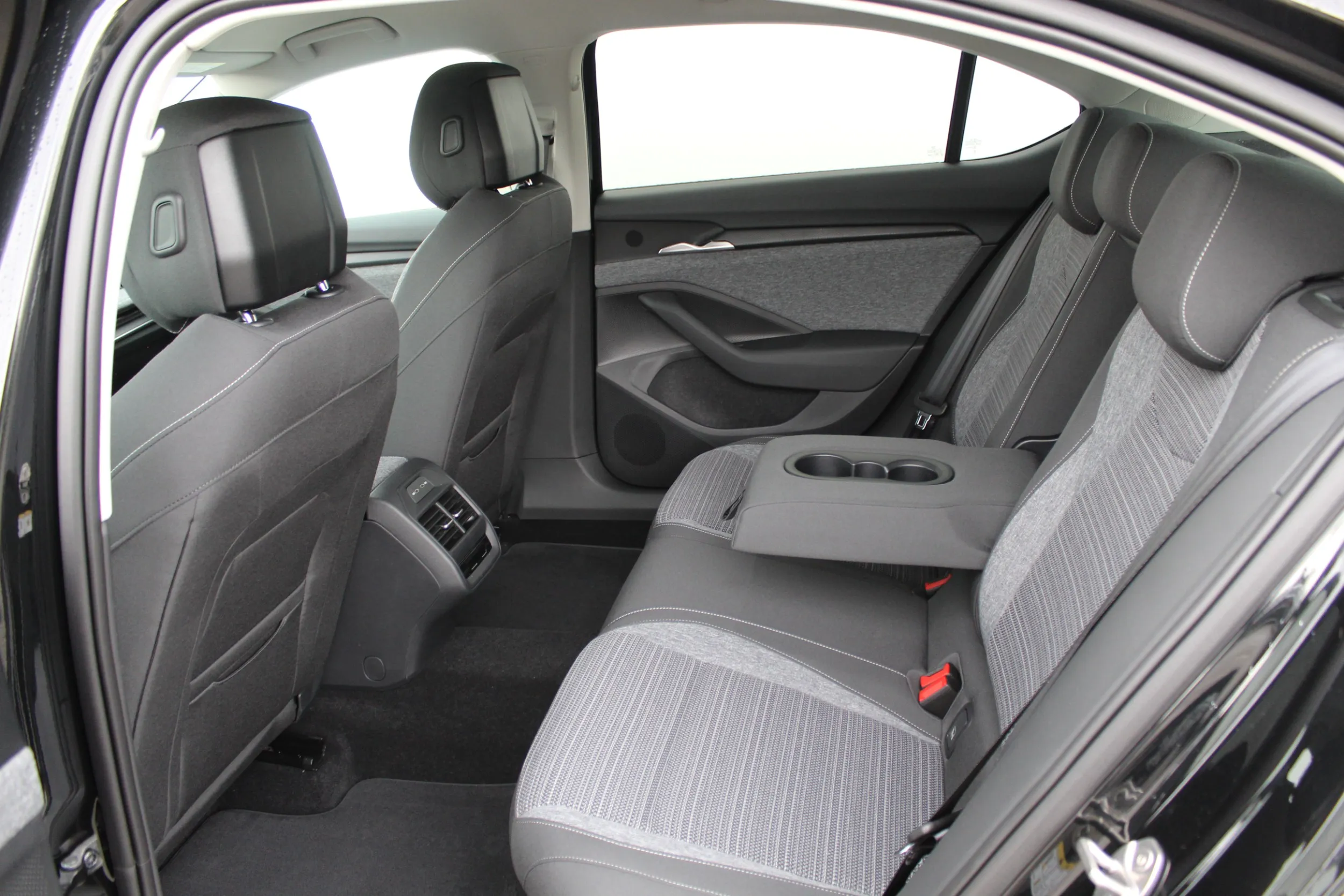 13261 škoda superb selection 1.5 tsi dsg phev - slika 12