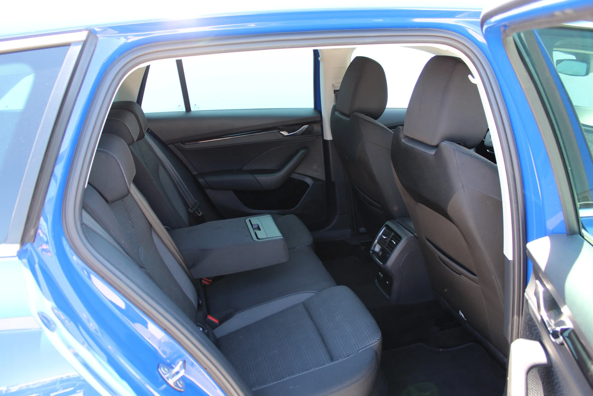 13469 škoda octavia combi ambition 2.0 tdi dsg - slika 5