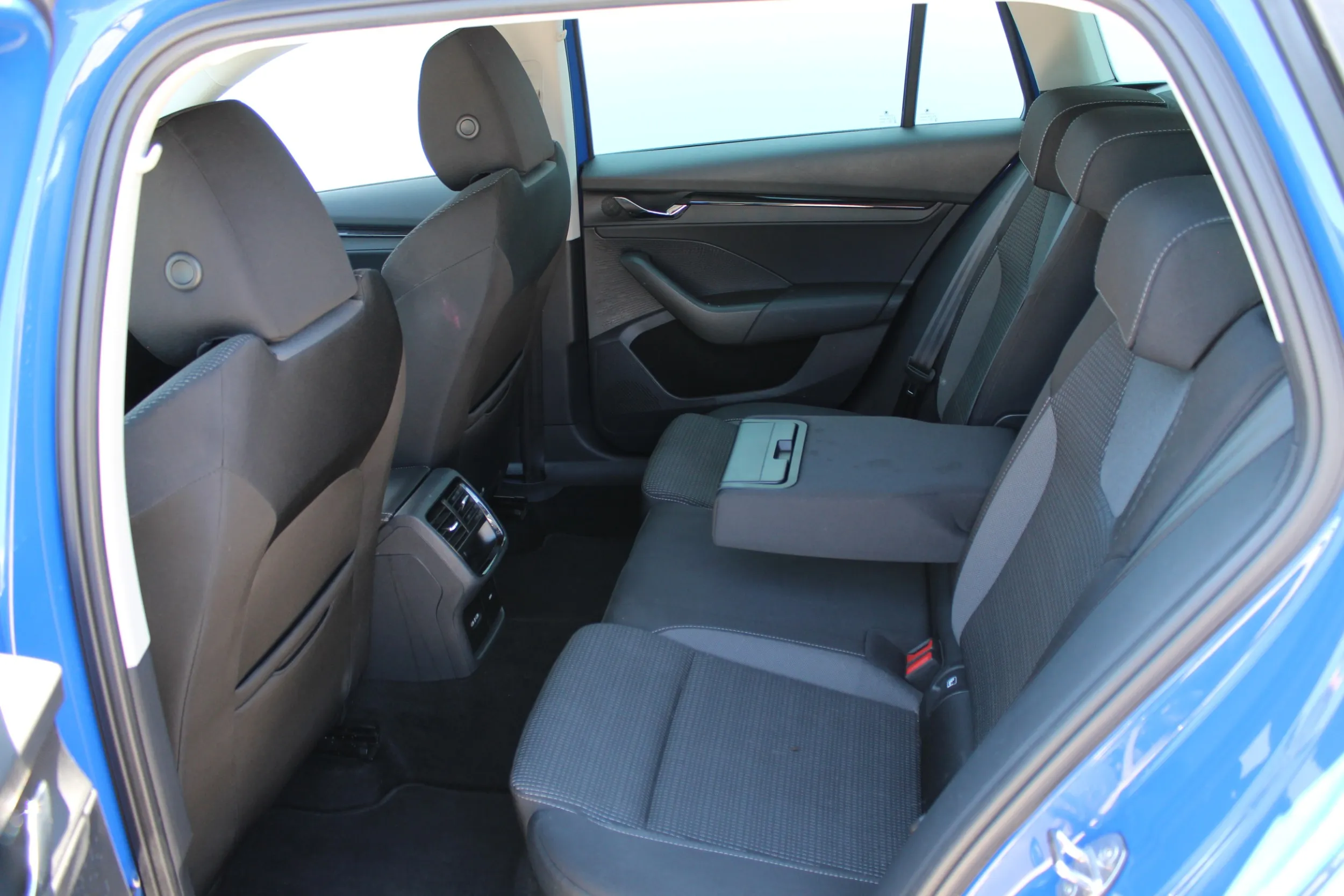 13469 škoda octavia combi ambition 2.0 tdi dsg - slika 9