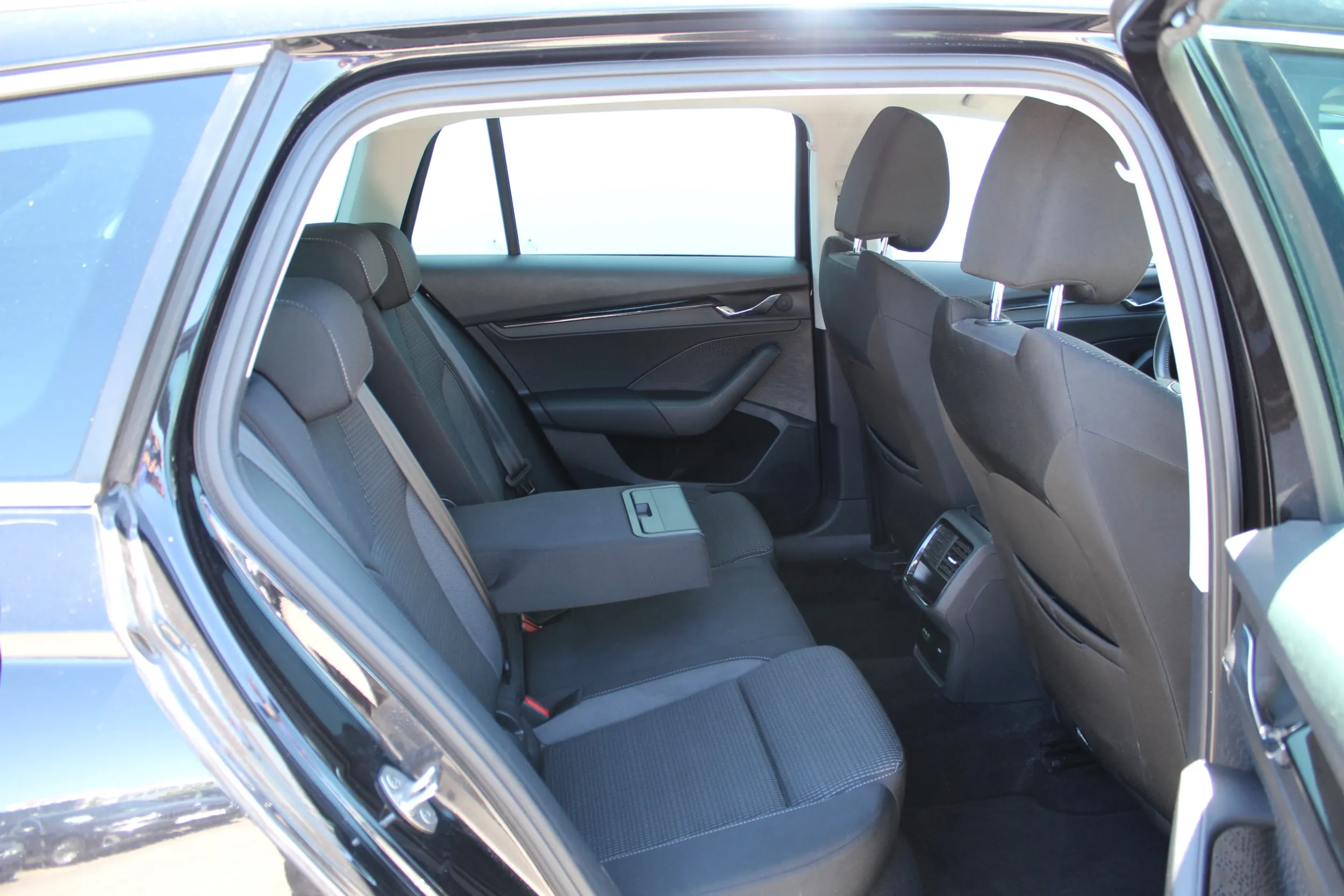 13454 škoda octavia combi ambition 2.0 tdi dsg - slika 10
