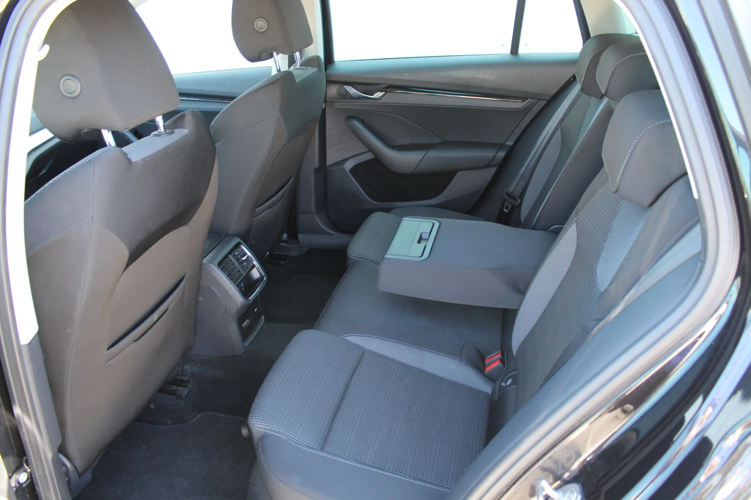 13454 škoda octavia combi ambition 2.0 tdi dsg - slika 12