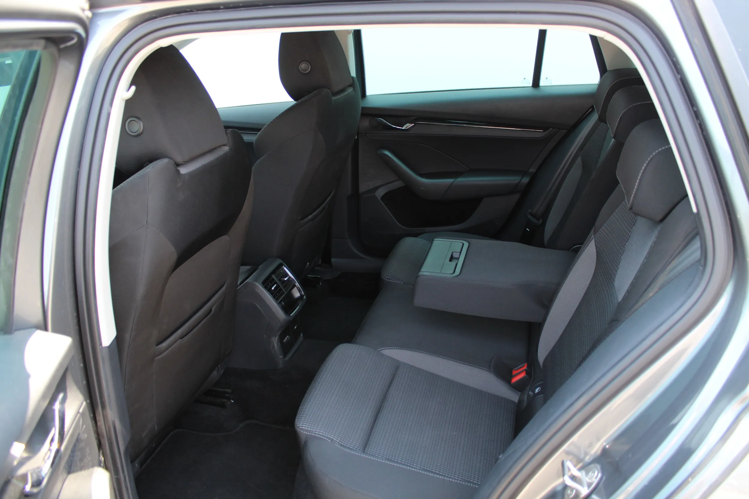 13470 škoda octavia combi ambition 2.0 tdi - slika 9