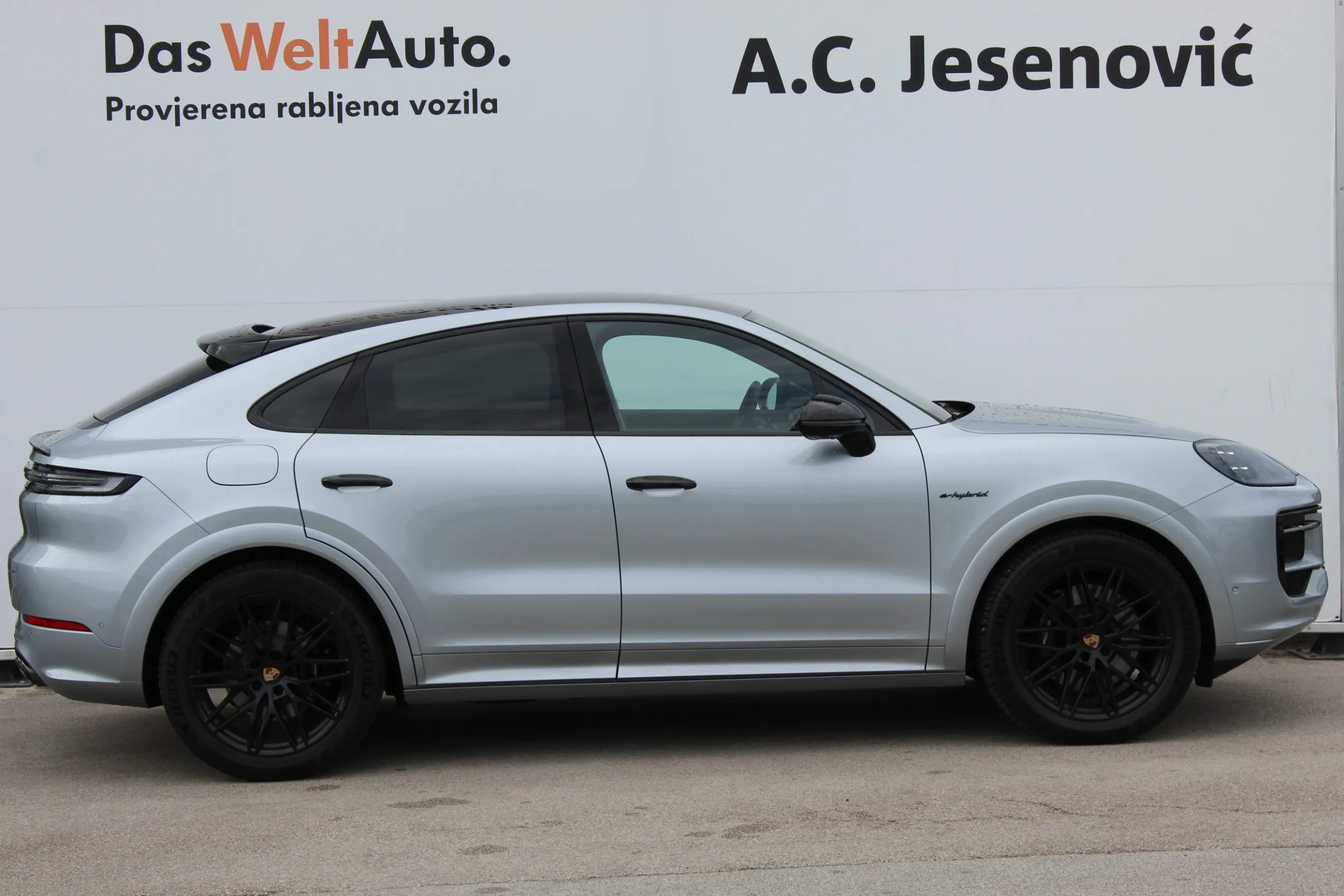 13500 porsche cayenne e-hybrid coupé black edition - slika 8