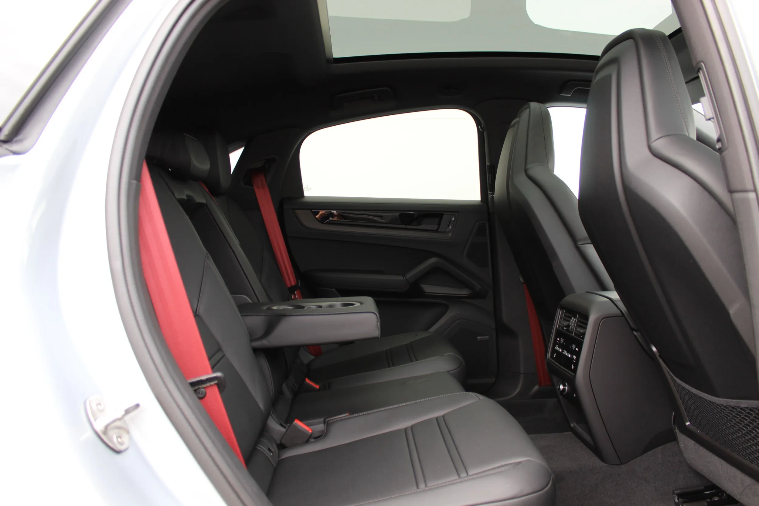 13500 porsche cayenne e-hybrid coupé black edition - slika 11