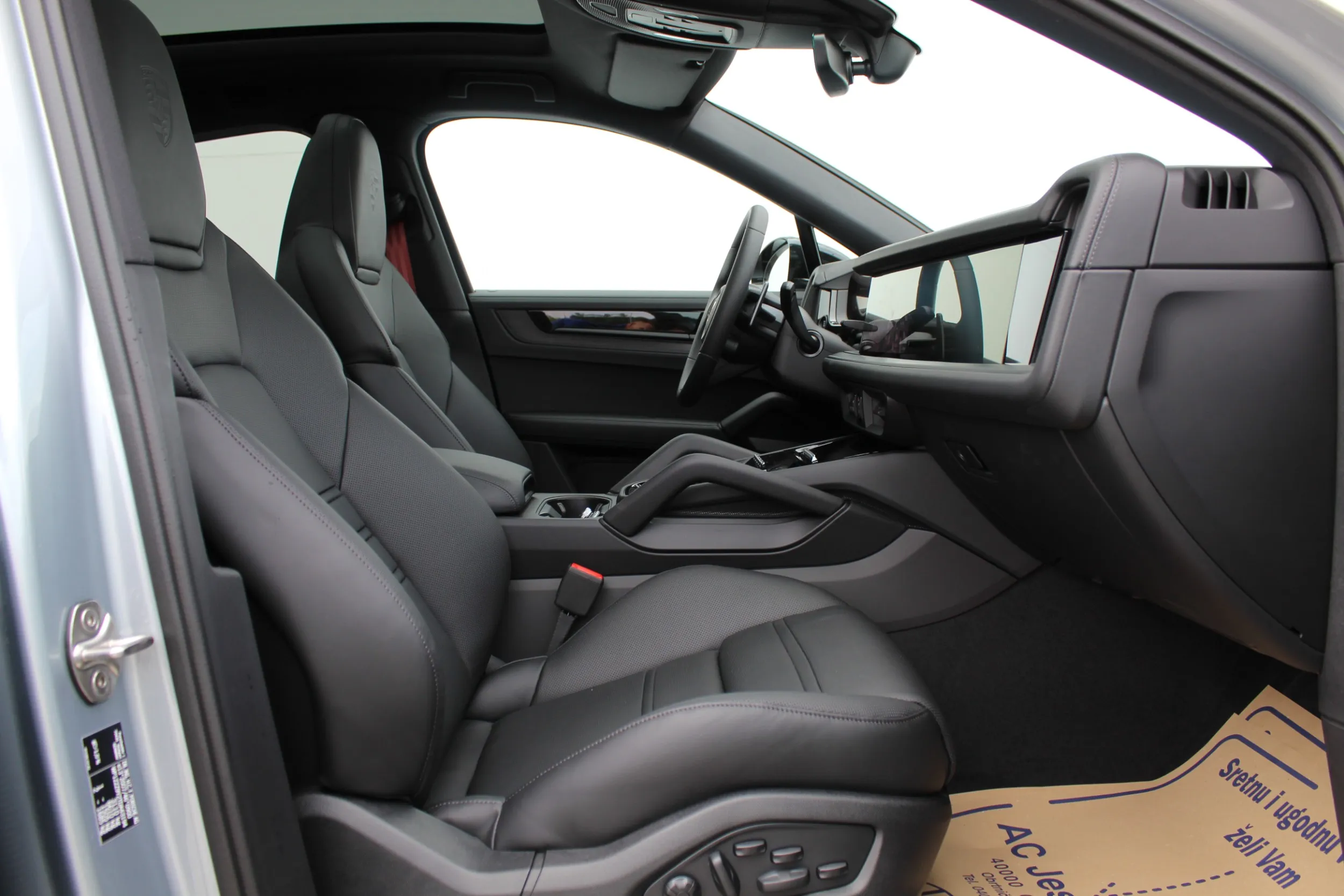 13500 porsche cayenne e-hybrid coupé black edition - slika 12