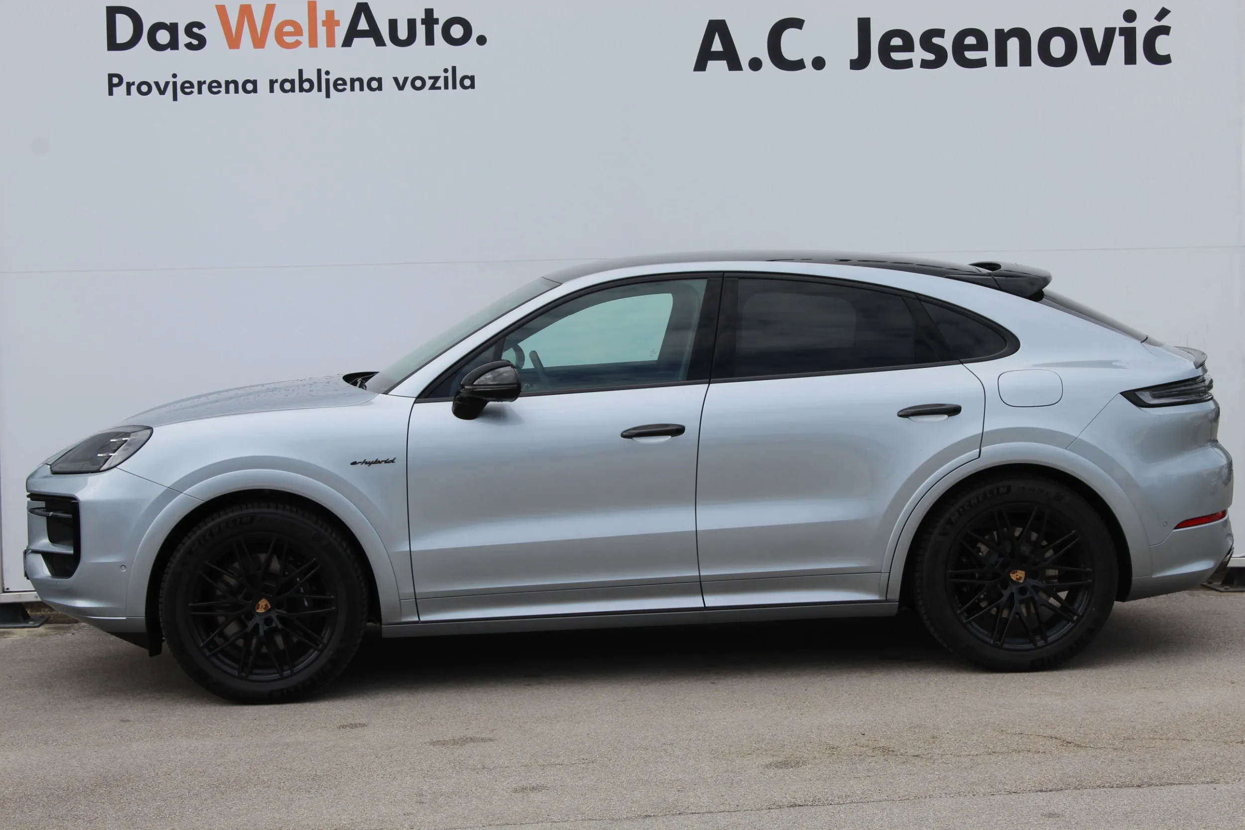 13500 porsche cayenne e-hybrid coupé black edition - slika 14