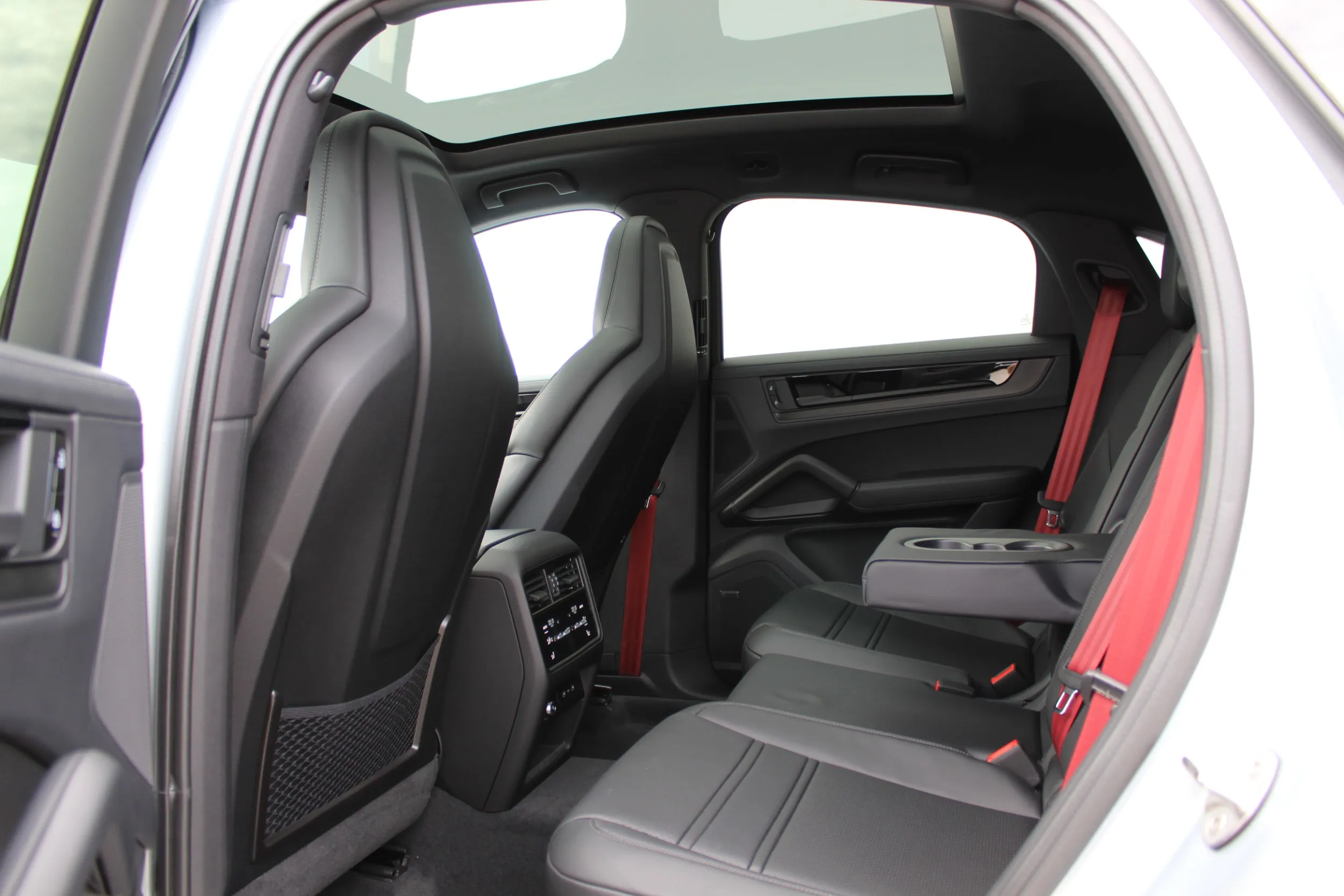 13500 porsche cayenne e-hybrid coupé black edition - slika 15