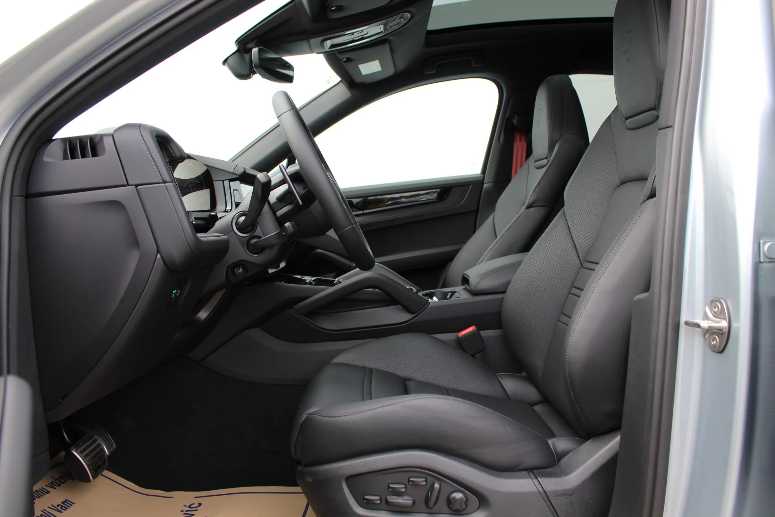 13500 porsche cayenne e-hybrid coupé black edition - slika 17