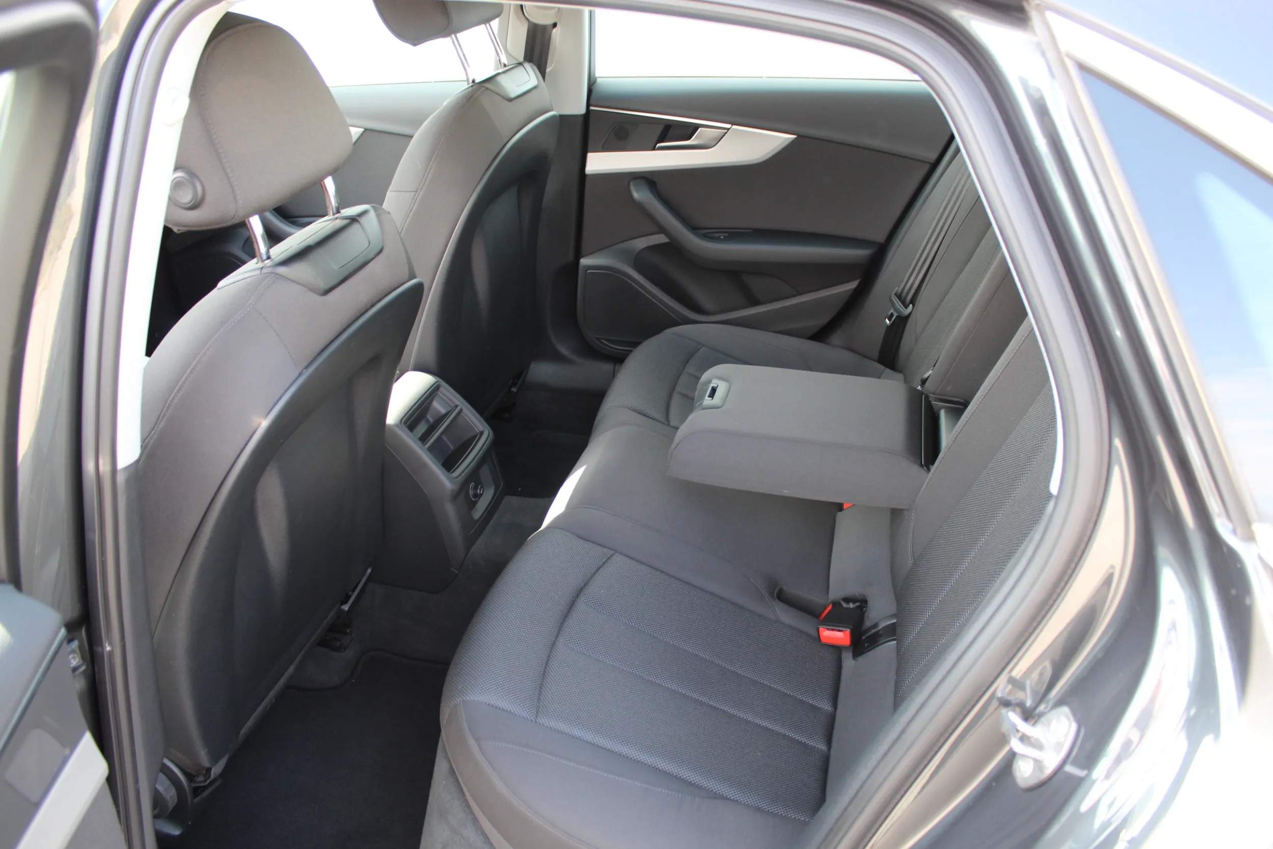 13616 audi a4 30tdi s tr edition10 - slika 14