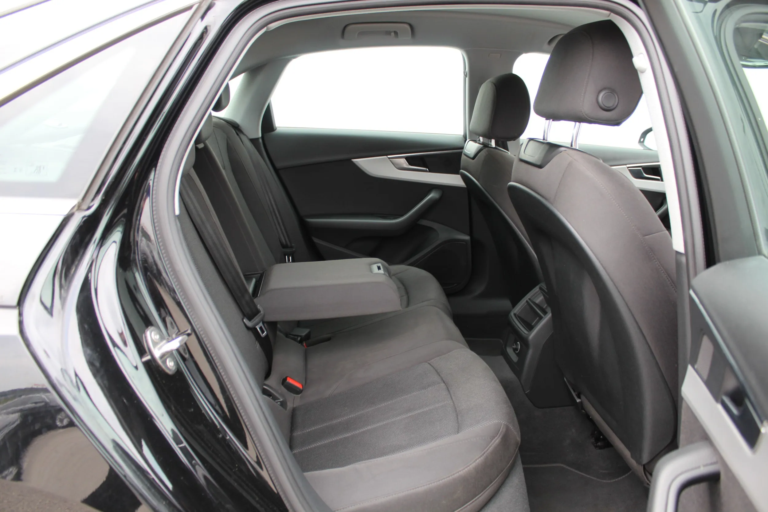 13631 audi a4 30tdi s tr - slika 14