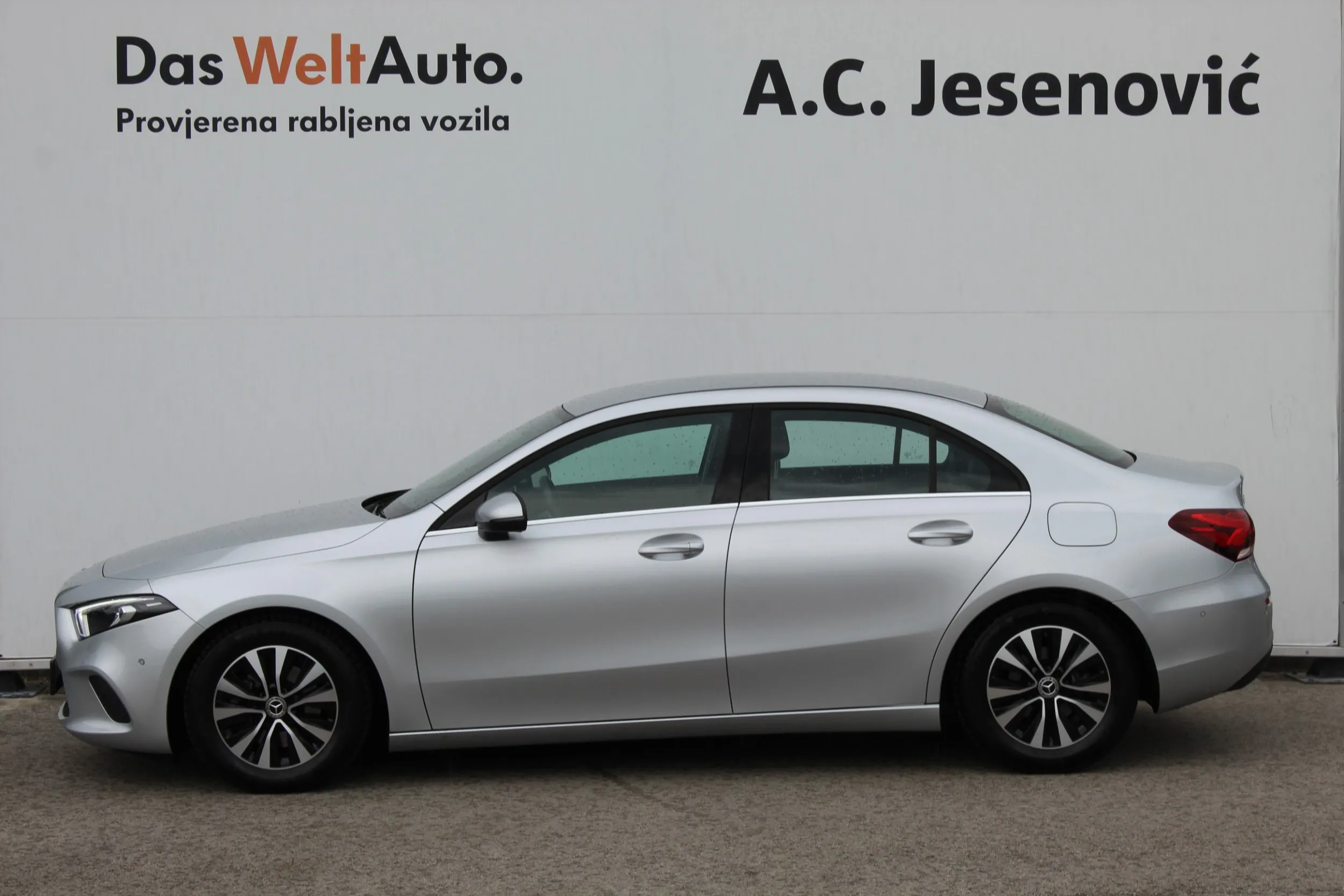 13637 mercedes-benz a limousine a 180 d - slika 2