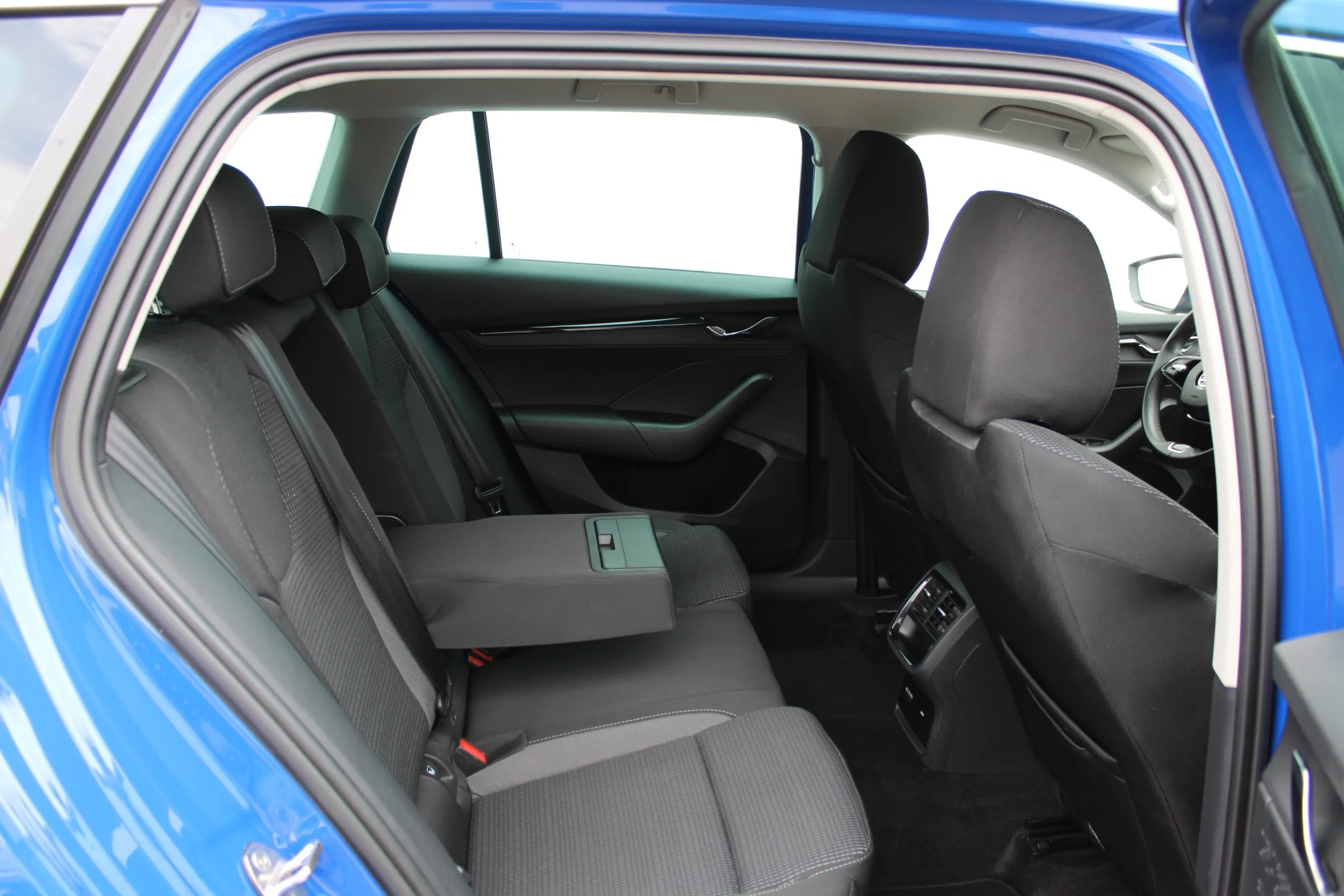 13633 škoda octavia combi ambition 2.0 tdi dsg - slika 12