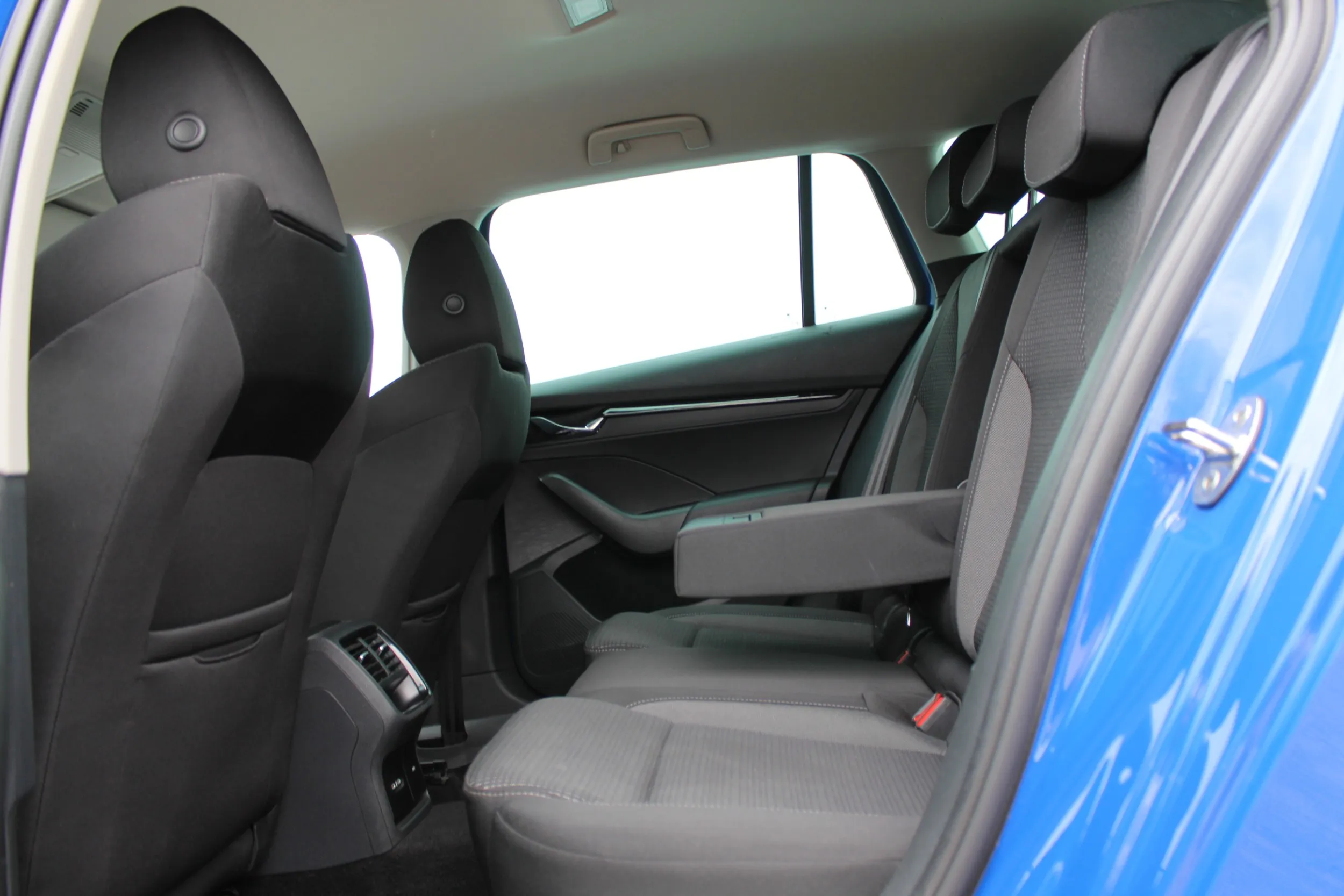 13633 škoda octavia combi ambition 2.0 tdi dsg - slika 15