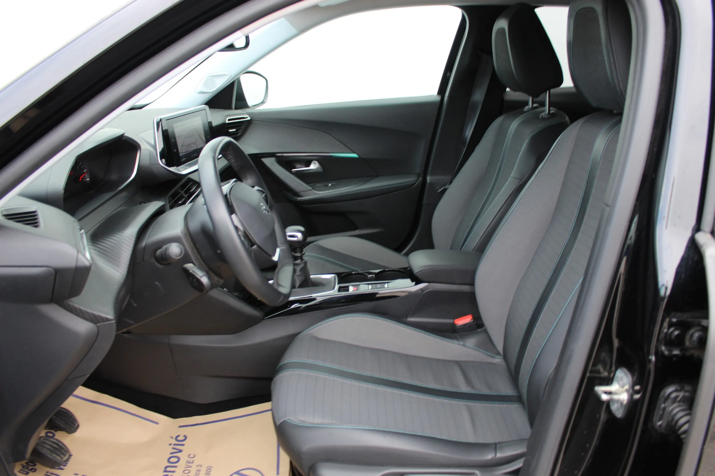 13653 peugeot 2008 1,5 bluehdi 110 s&s allure - slika 2