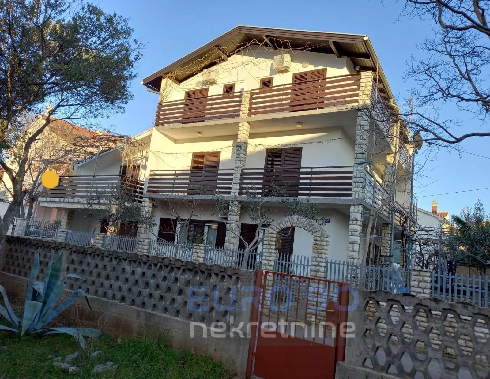 vodice- samostojeća velika kuća sa apartmanima i garažom - slika 20