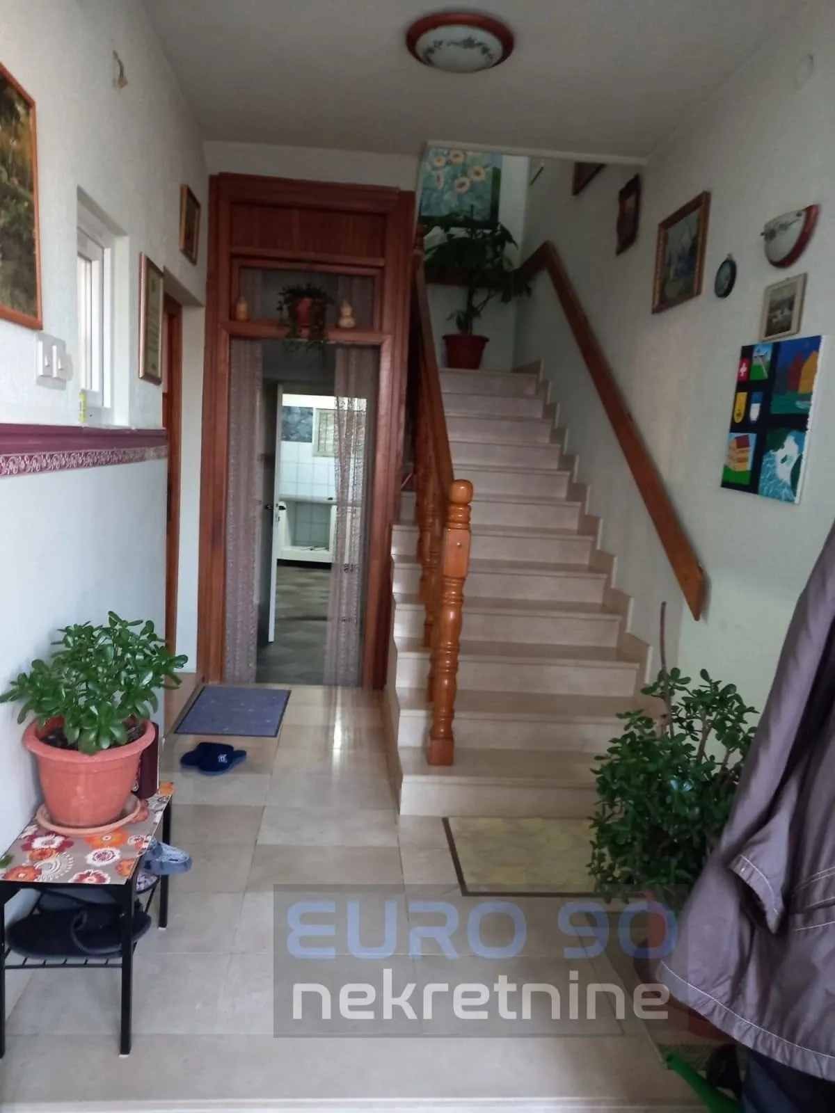 vodice- samostojeća velika kuća sa apartmanima i garažom - slika 4
