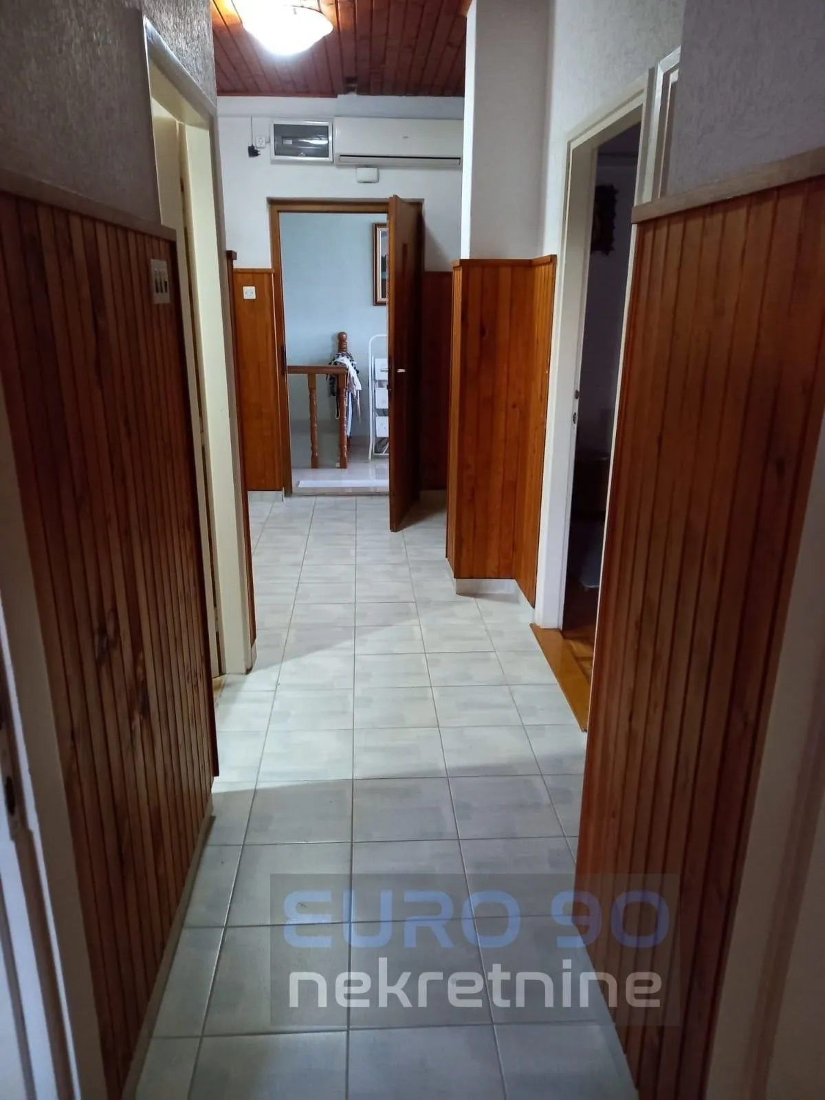 vodice- samostojeća velika kuća sa apartmanima i garažom - slika 5