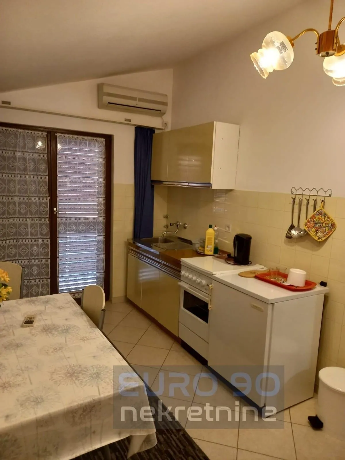 vodice- samostojeća velika kuća sa apartmanima i garažom - slika 6