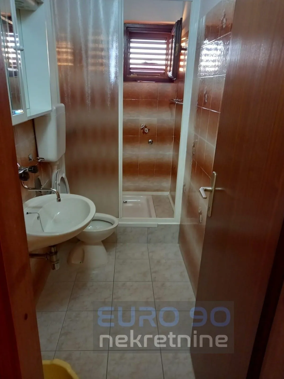 vodice- samostojeća velika kuća sa apartmanima i garažom - slika 8