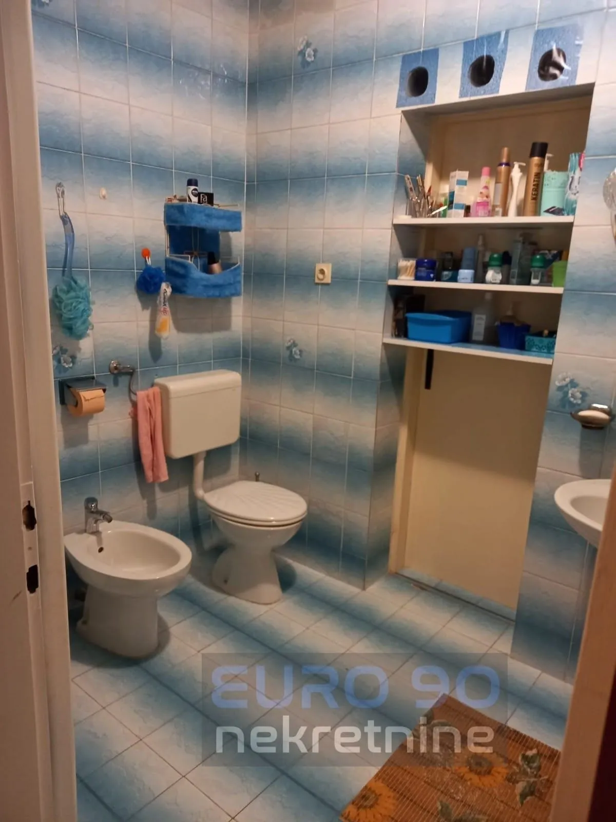 vodice- samostojeća velika kuća sa apartmanima i garažom - slika 9