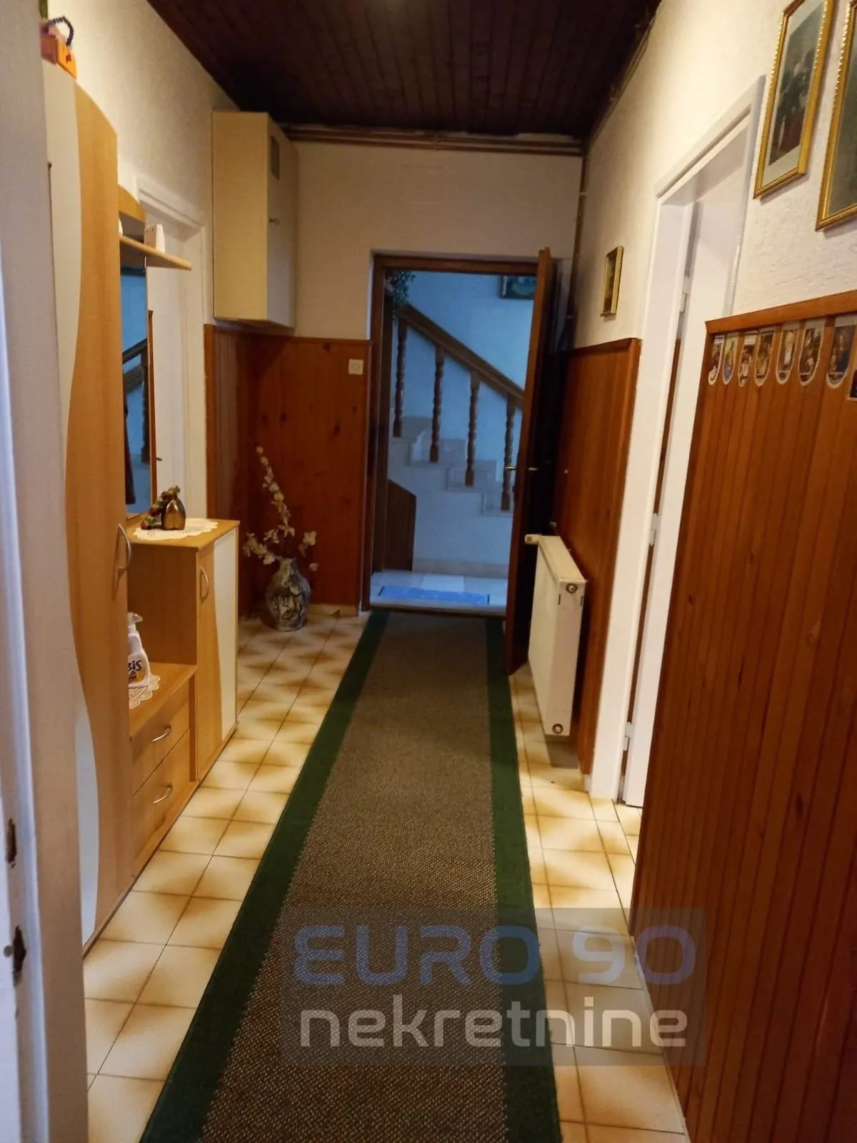 vodice- samostojeća velika kuća sa apartmanima i garažom - slika 10