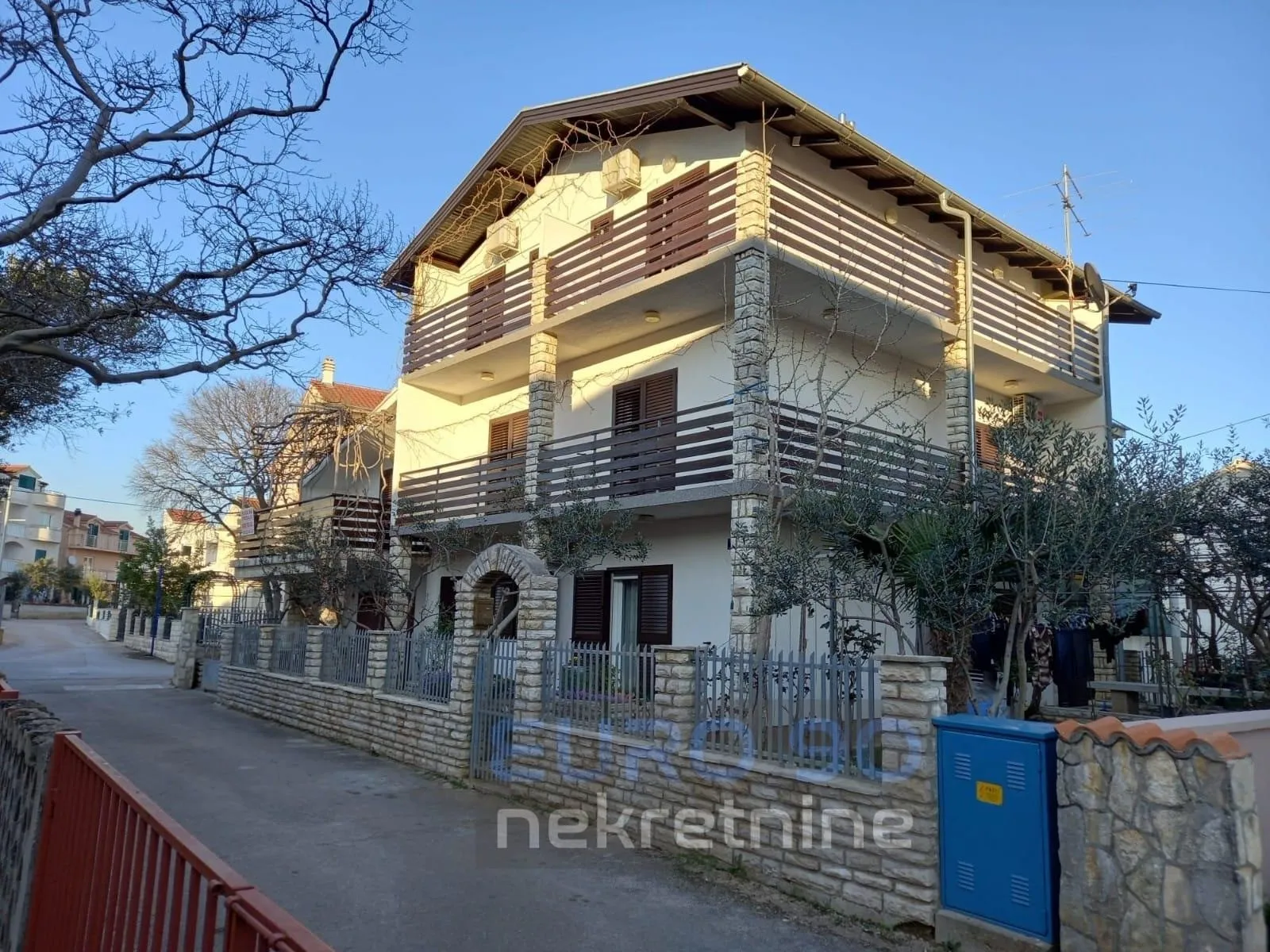 Vodice- Samostojeća Velika Kuća Sa Apartmanima I Garažom