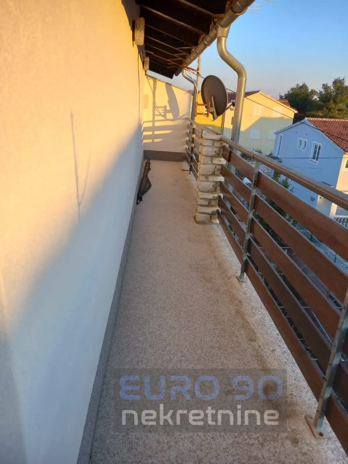 vodice- samostojeća velika kuća sa apartmanima i garažom - slika 2