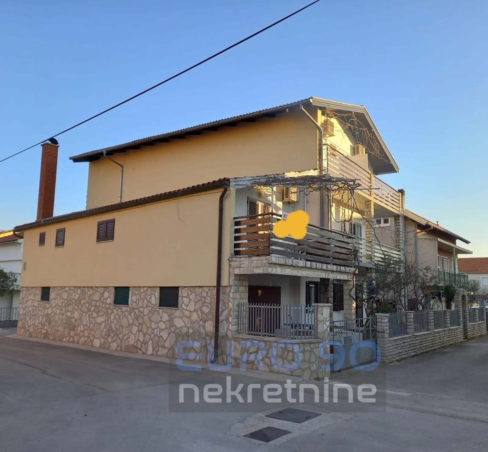 vodice- samostojeća velika kuća sa apartmanima i garažom - slika 18