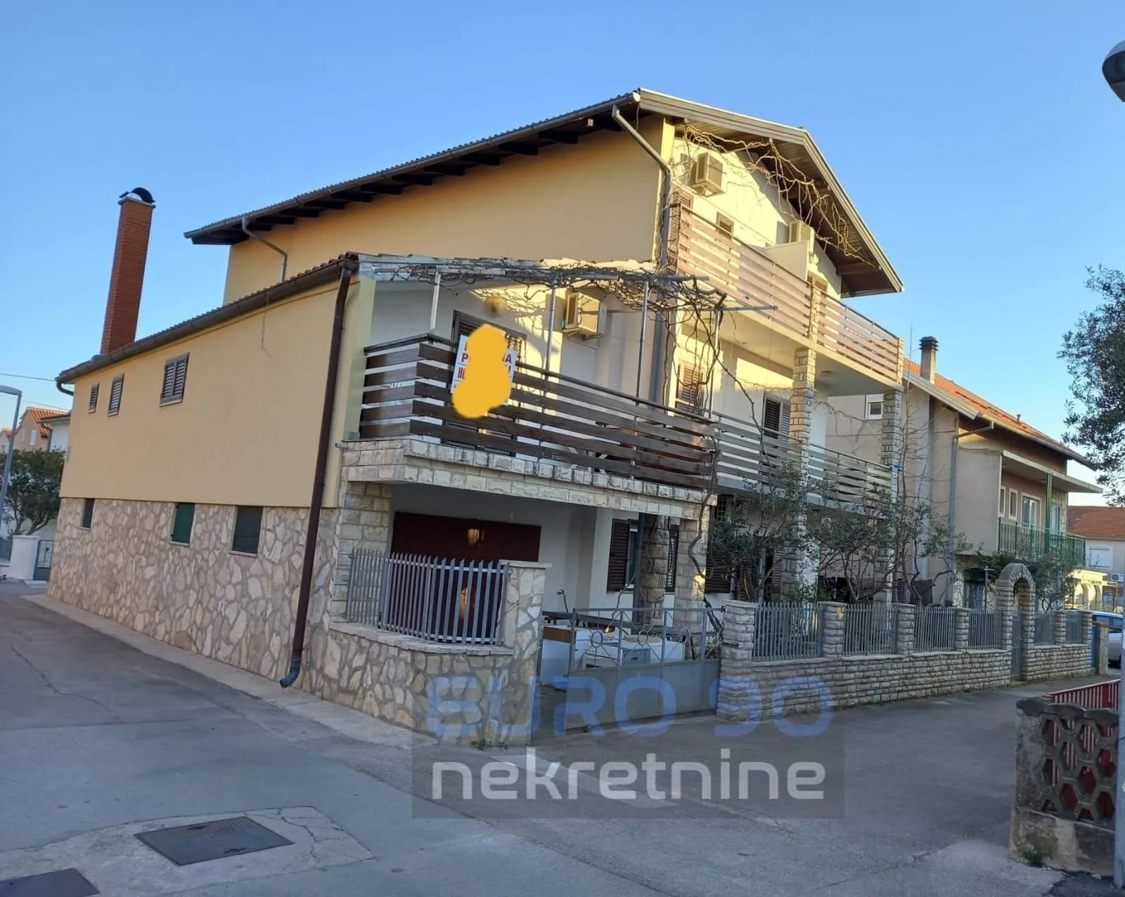 vodice- samostojeća velika kuća sa apartmanima i garažom - slika 19