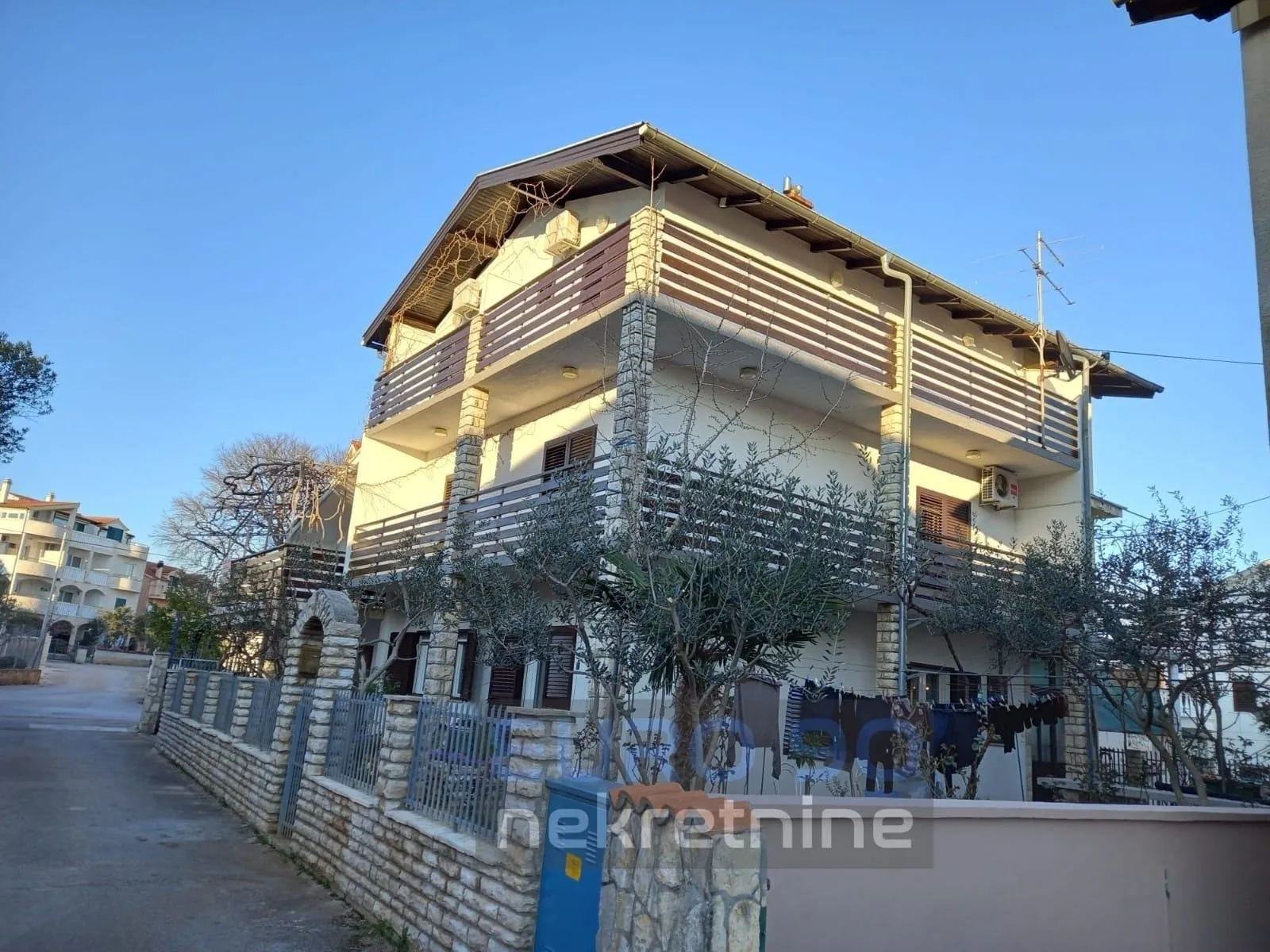 vodice- samostojeća velika kuća sa apartmanima i garažom - slika 3