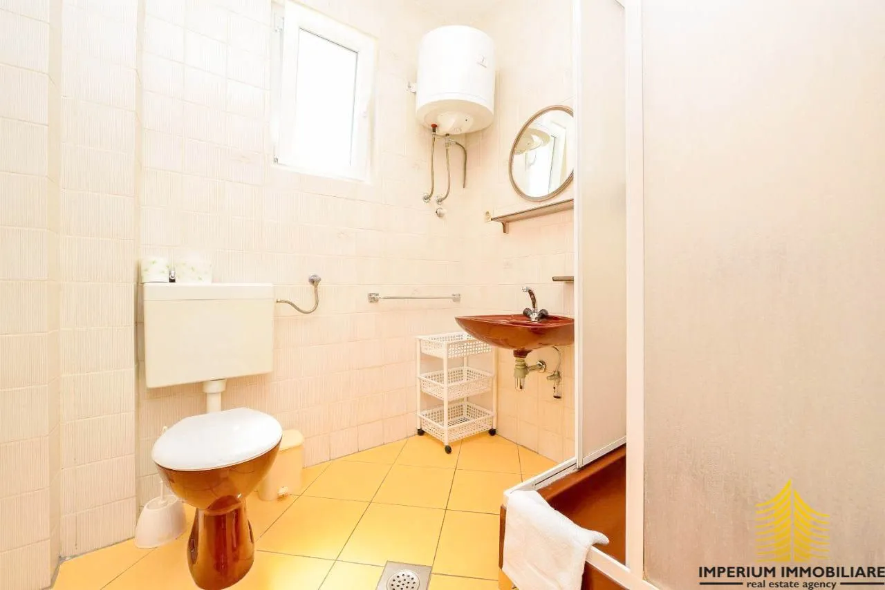 vila sa 8 stanova i bazenom - slika 23