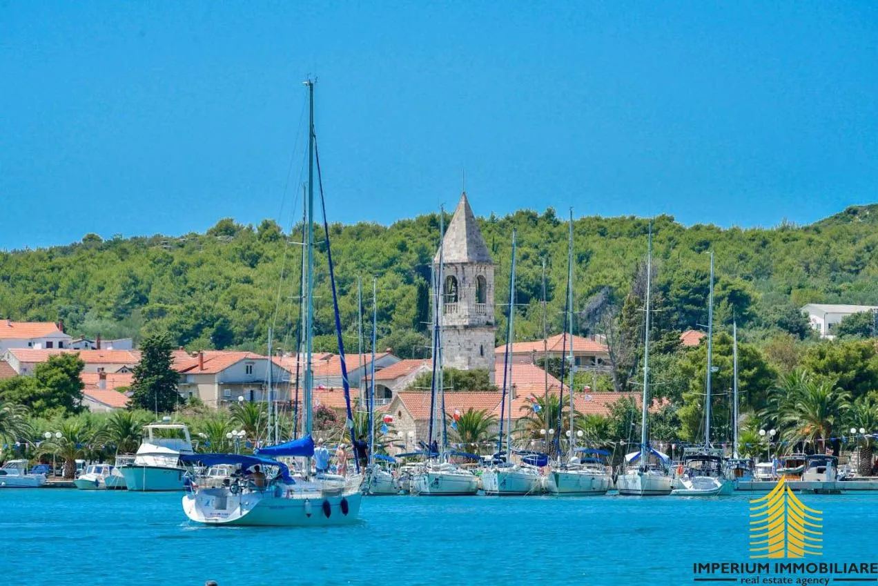 vila sa 8 stanova i bazenom - slika 25