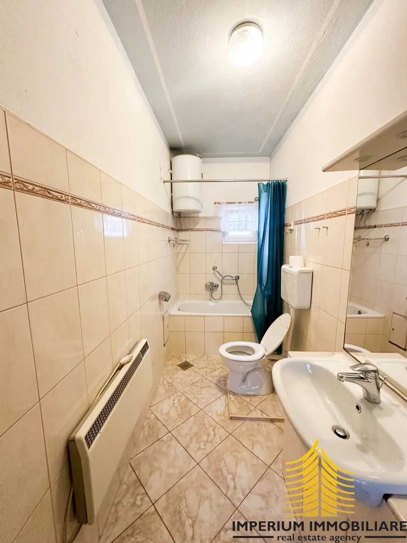 prekrasan stan s potkrovljem u kaštel sućurcu, uz more - slika 21