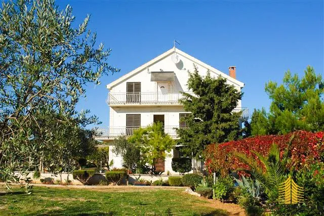 predivna apartmanska kuća - murter, jezera - slika 40
