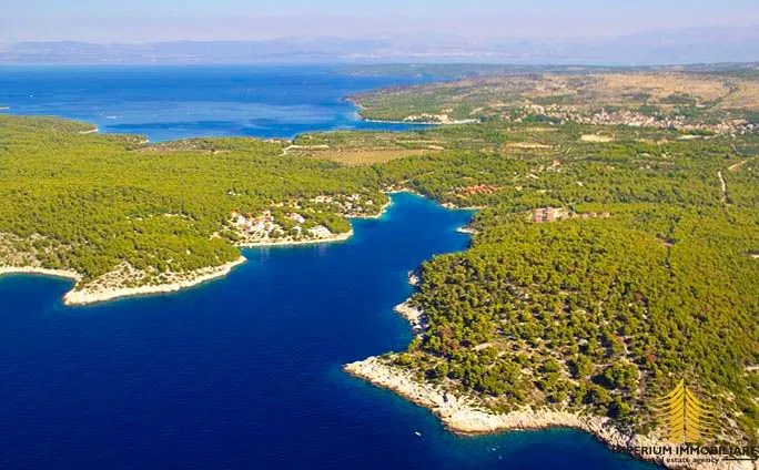 Ekskluzivno- Zemljište 1.red do mora na Braču - Prilika za investiciju - Milna