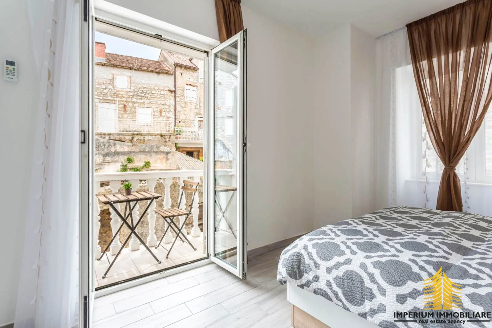 apartmanska kuća u centru milne - slika 7