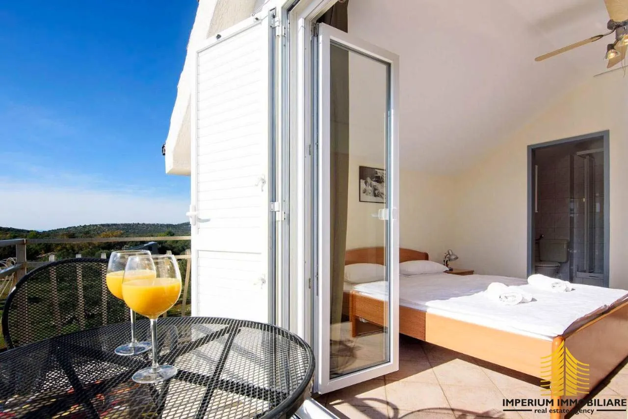 predivna apartmanska kuća - murter, jezera - slika 24