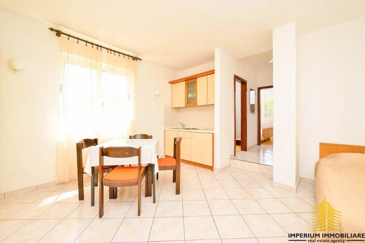 vila sa 8 stanova i bazenom - slika 21