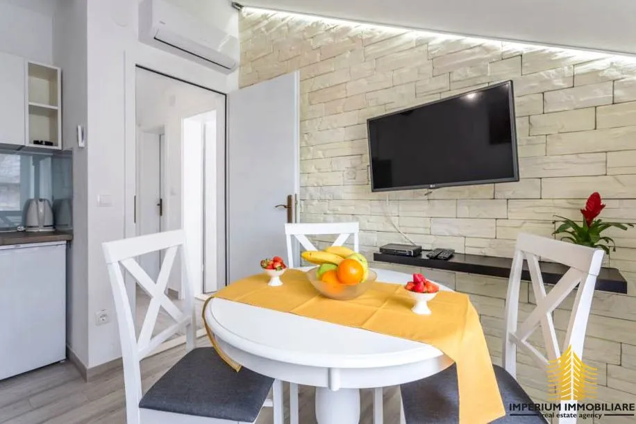 apartmanska kuća u centru milne - slika 9