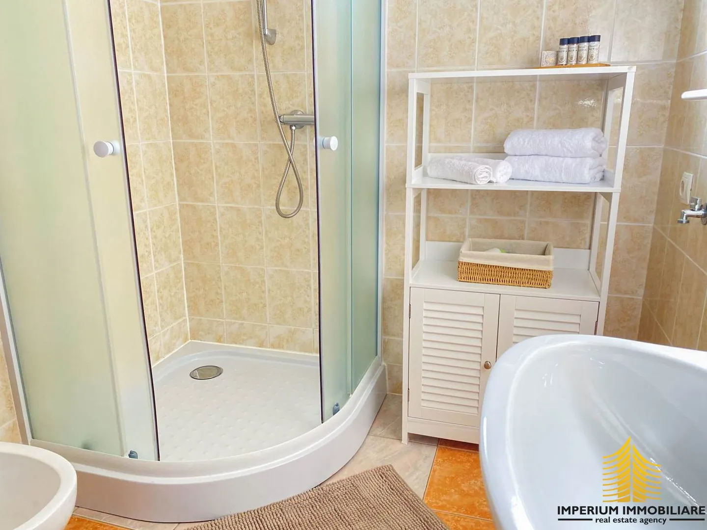 apartmanska kuća u centru milne - slika 11