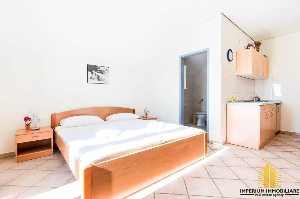 predivna apartmanska kuća - murter, jezera - slika 8