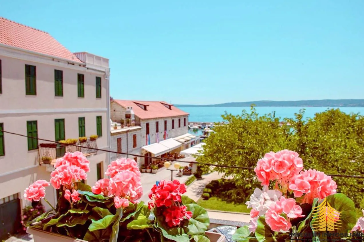 predivan novouređen hotel - kaštela - slika 17