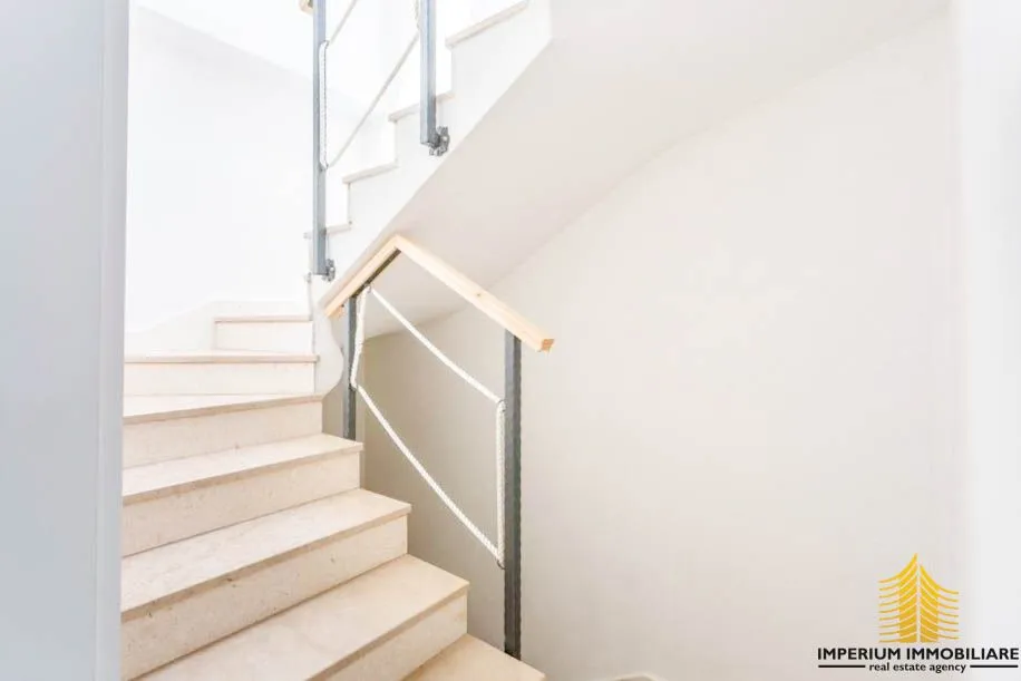 apartmanska kuća u centru milne - slika 2