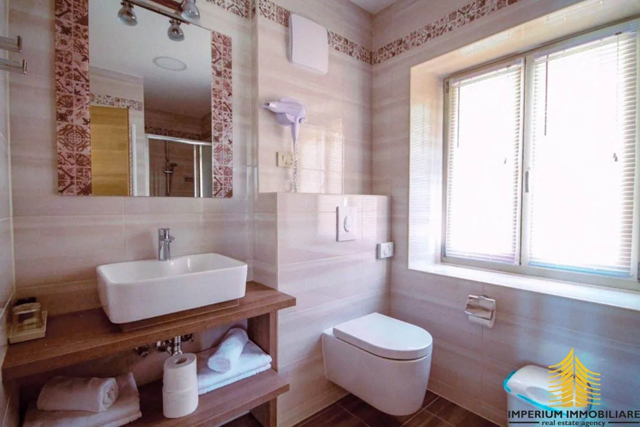 predivan novouređen hotel - kaštela - slika 8