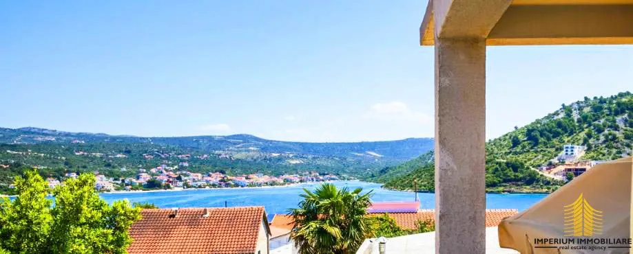 apartmanska kuća u rogoznici - slika 1